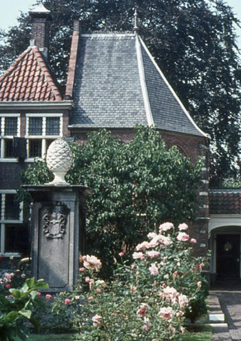 de kapel van het Sint Anna Aalmoeshuis of Sint Annahofje in Leiden.