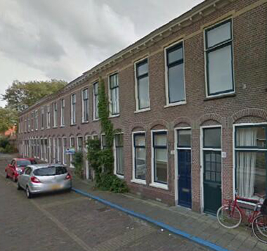 de Pieter de la Courtstraat in 2017, het huis met de klimop, nr. 15, is de woning waar Jacobus werd geboren.