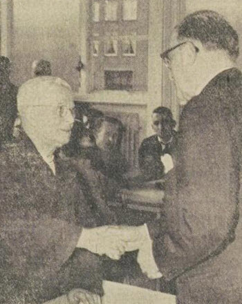 Piet Schouten (links) bij zijn afscheid van de krant in 1959. Foto: Leidsch Dagblad 2 maart 1959